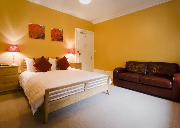 Tweedies Bar And جراسمير