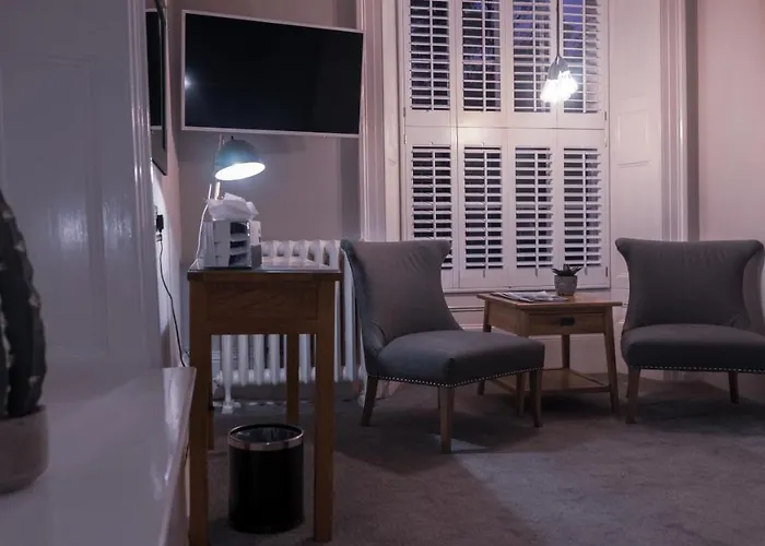 فندق Tweedies Bar And