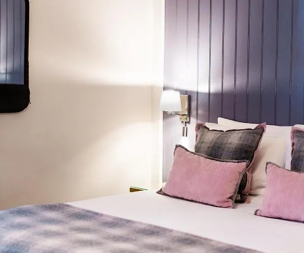 فندق Tweedies Bar And 3*