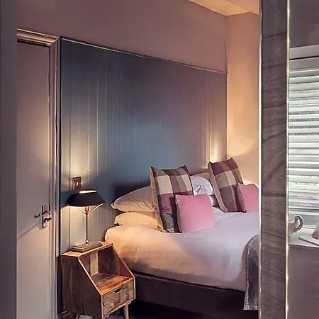 Tweedies Bar And Hotel 3*