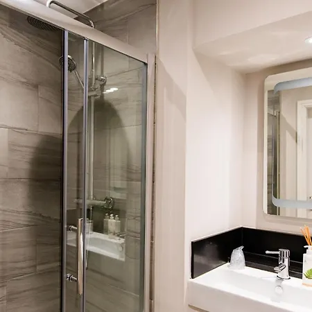 Hotel Tweedies Bar And