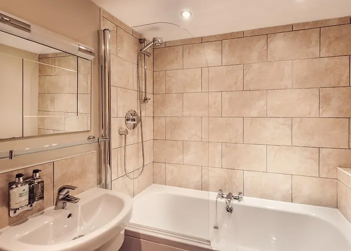 Hotel Tweedies Bar And