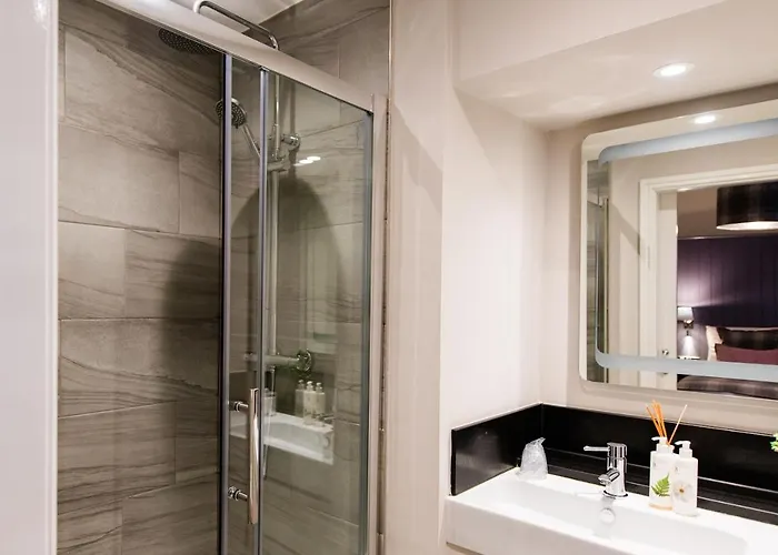 Hotel Tweedies Bar And